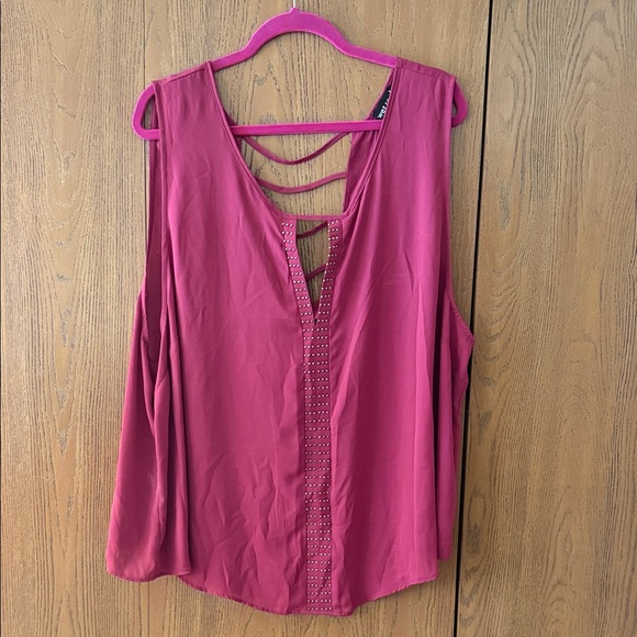 Women's Sleeveless Top - Picture 1 of 4
